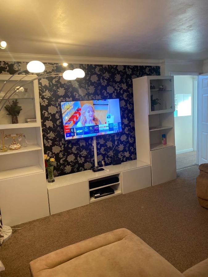 Lovely 2 Bed Flat/Apt In East London- Nice Estate. Dagenham Exterior photo
